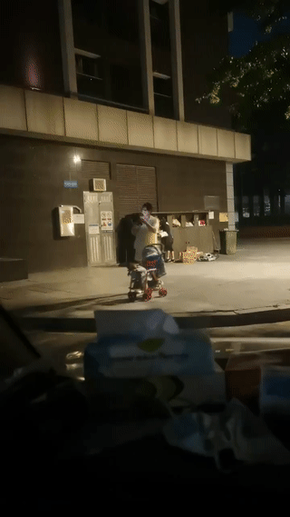 这个妈妈心可真大！竟然一边推着婴儿车一边看手机？结果由于她只顾着玩手机，导致