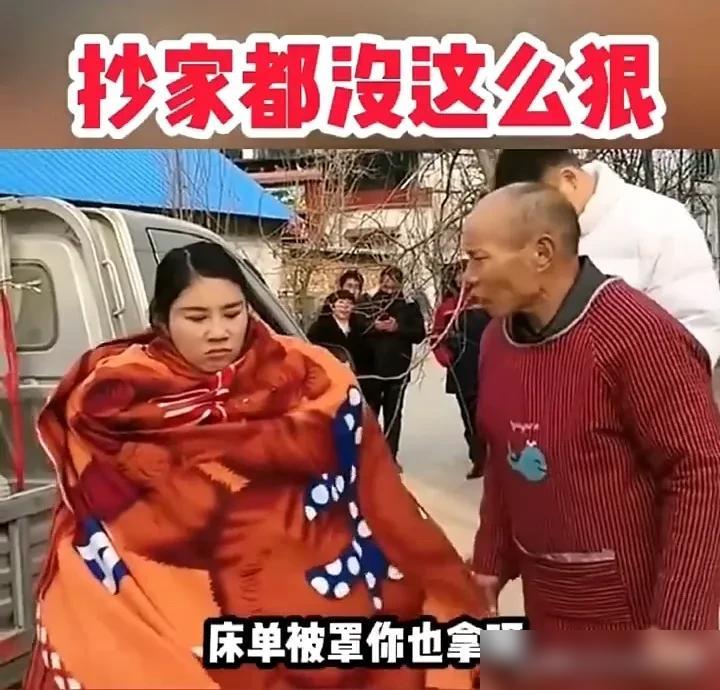 女子回一次娘家拉了一大车的东西回去，老父亲说道：“你以后没啥事，别总往家里跑了！