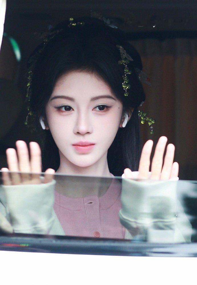 每次出妆都把人美到的阿黛，小鞠这一次眼妆好像是多巴胺风格的哎