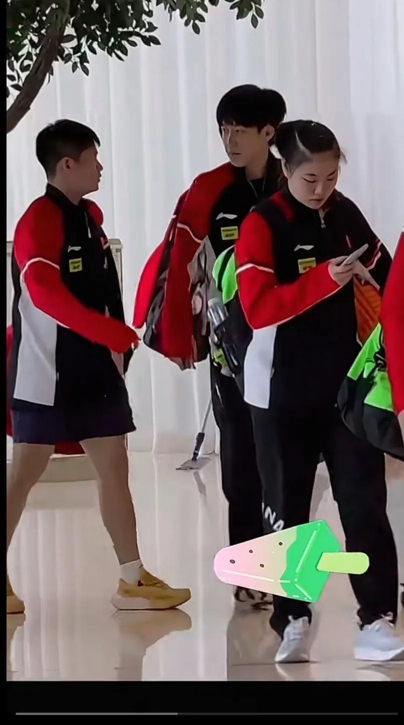小石头有林高远护航的，这才是好大哥小石头这发型[捂脸哭]没治了大头看小石头的眼