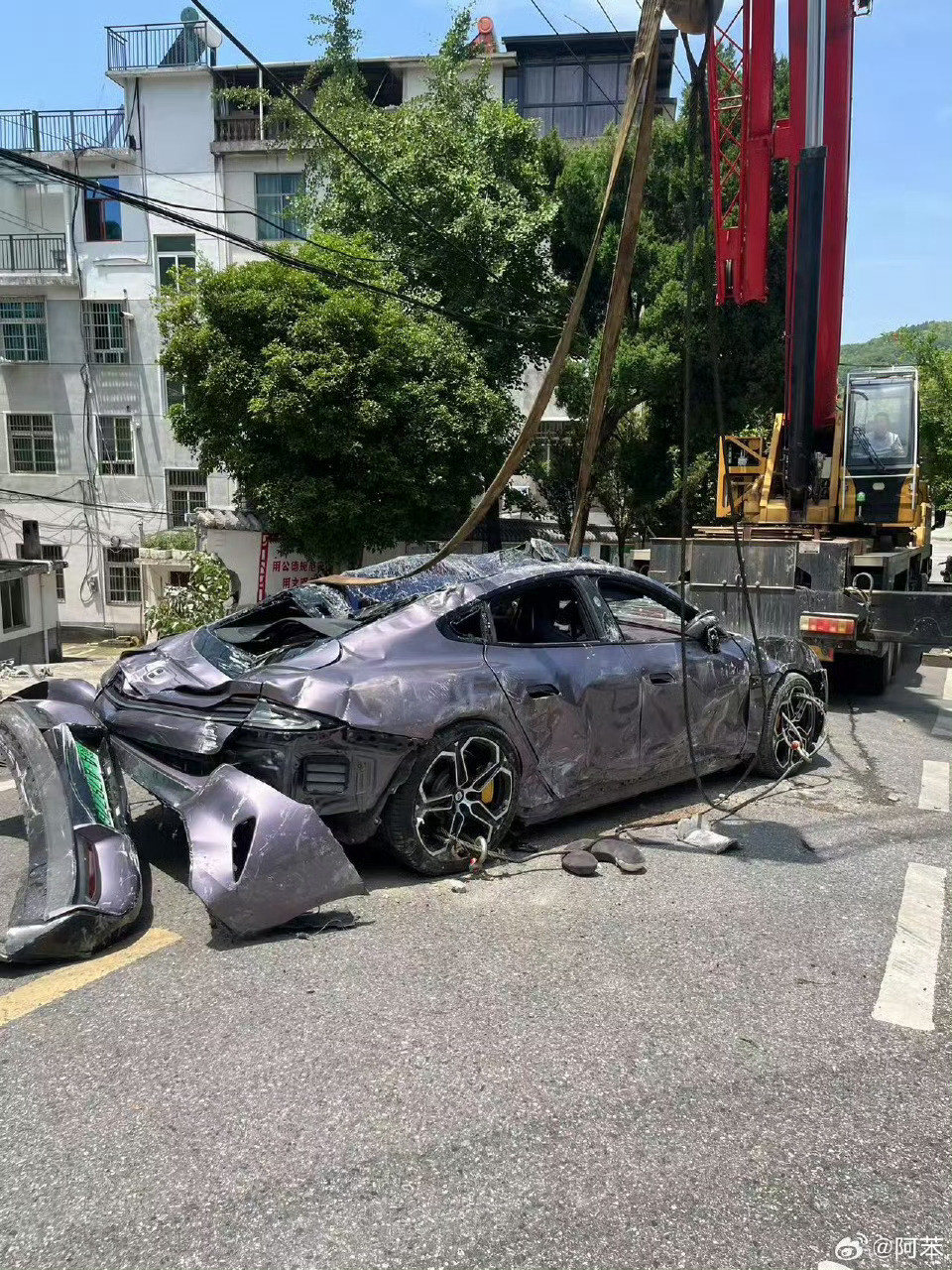 王化回应小米SU7被碾压还能放音乐车主不在车内，停在路边被大货车后溜压住掀翻，车