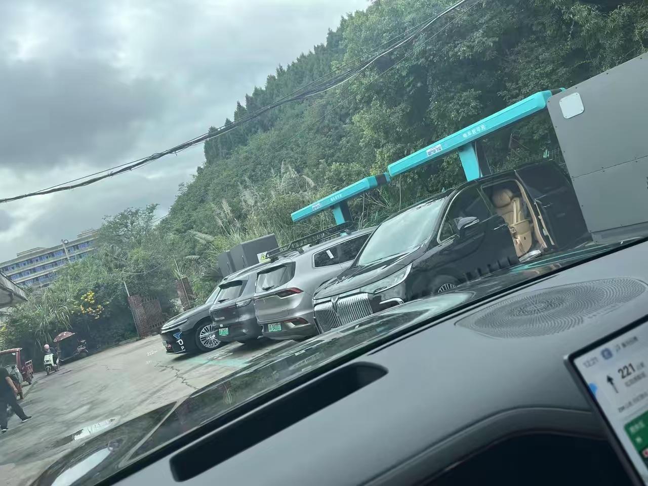 比亚迪这波闪充站建的是真好，但是现在比亚迪闪充的车型在闪充站上看着自己家的装备，