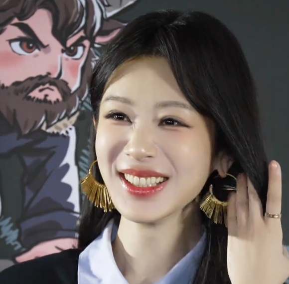 杨紫每次出现都好明媚啊，她一笑感觉花都开了