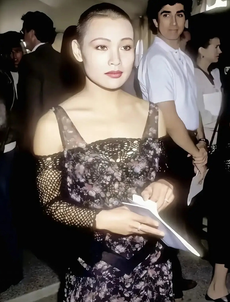 看陈冲年轻时穿低胸吊带连衣裙有多迷人，就不难理解她60多岁了为什么依然穿低胸裙出