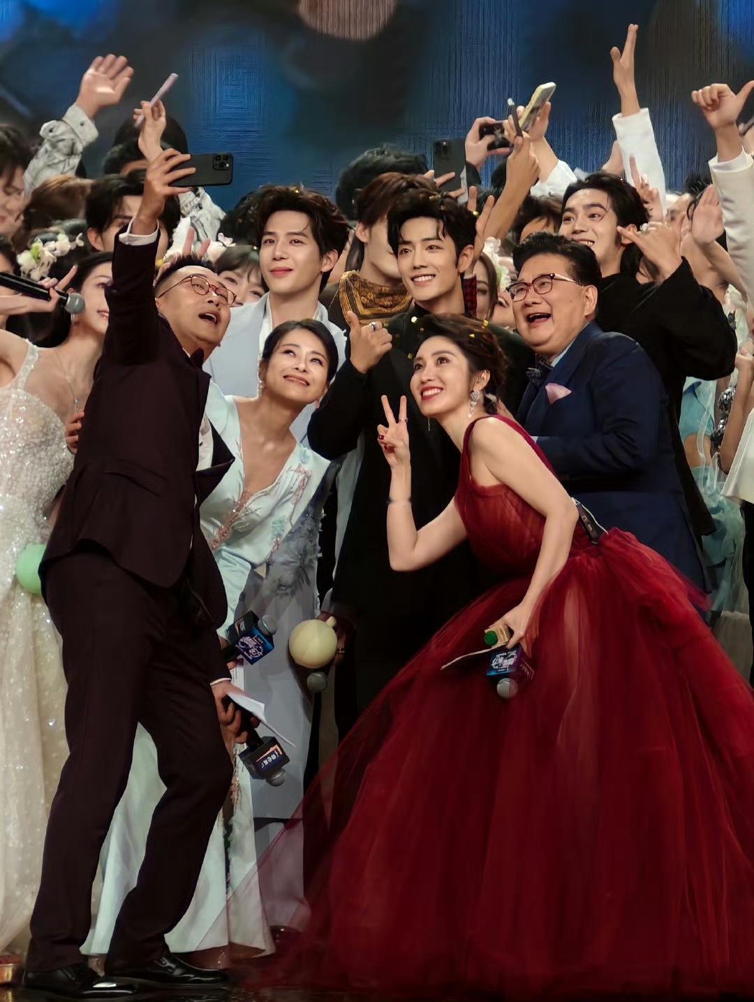 东方卫视跨年神图来了！看了东方卫视这张图很养眼，尤其是c位的王安宇和肖战帅的很