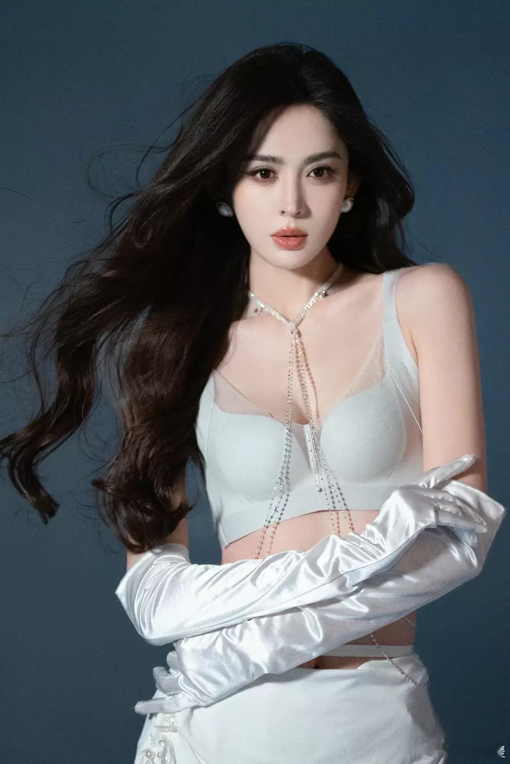 文亦娱乐娜扎穿白色衬衣纯欲感十足！大方展露迷人身材超养眼