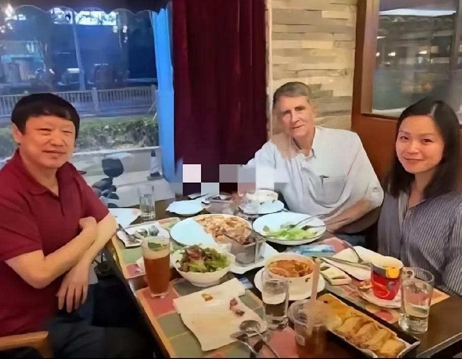 眼前这位红衣男子，正是被中国依法驱逐的《纽约时报》记者。中方驱逐他绝非无端
