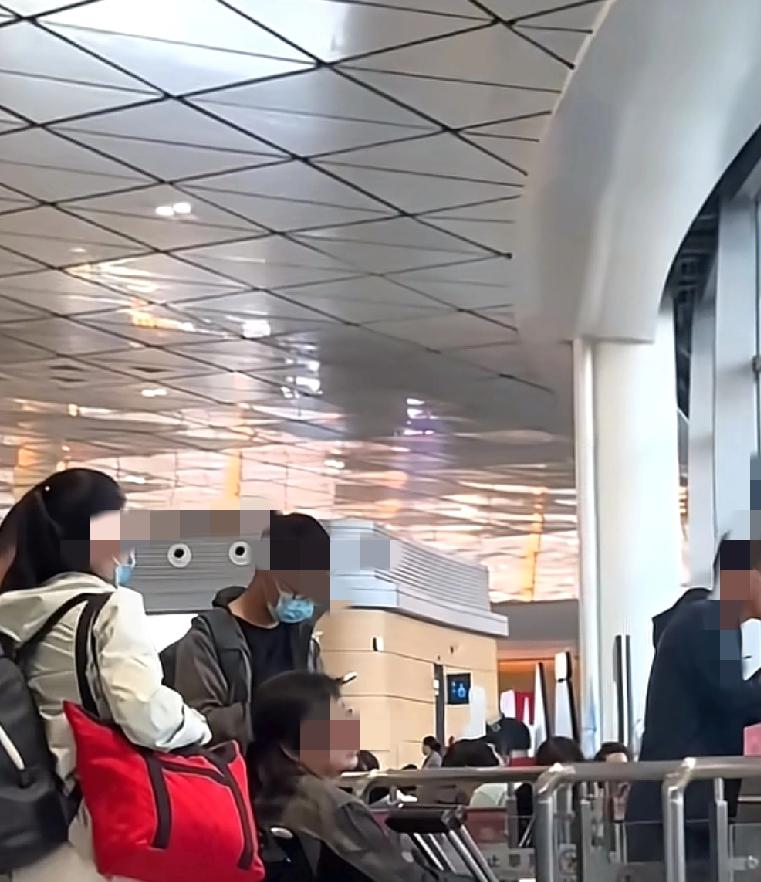如果深圳机场的服务都不能满足所有人的需求一位坐着轮椅的乘客,在深圳机场登机的时