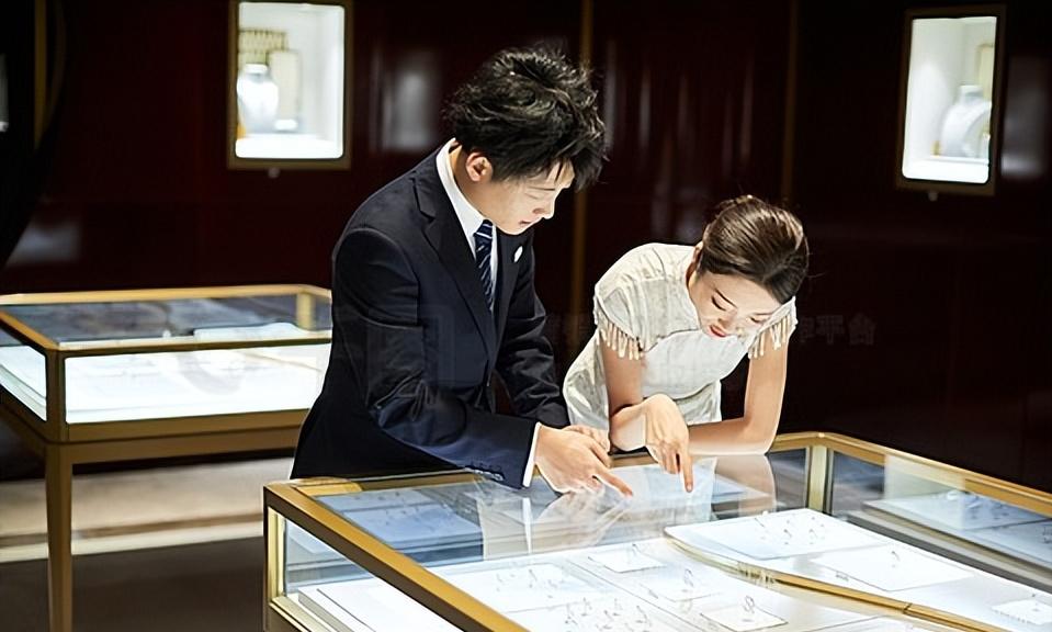 山东青岛，男子坐顺风车时认识了一个漂亮女子，两人迅速恋爱并同居生活。很快，女子说