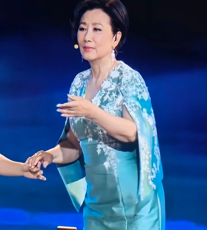 78岁汪明荃靠短发逆龄，状态绝了！汪明荃登场的那一刻，我差点没认出来！