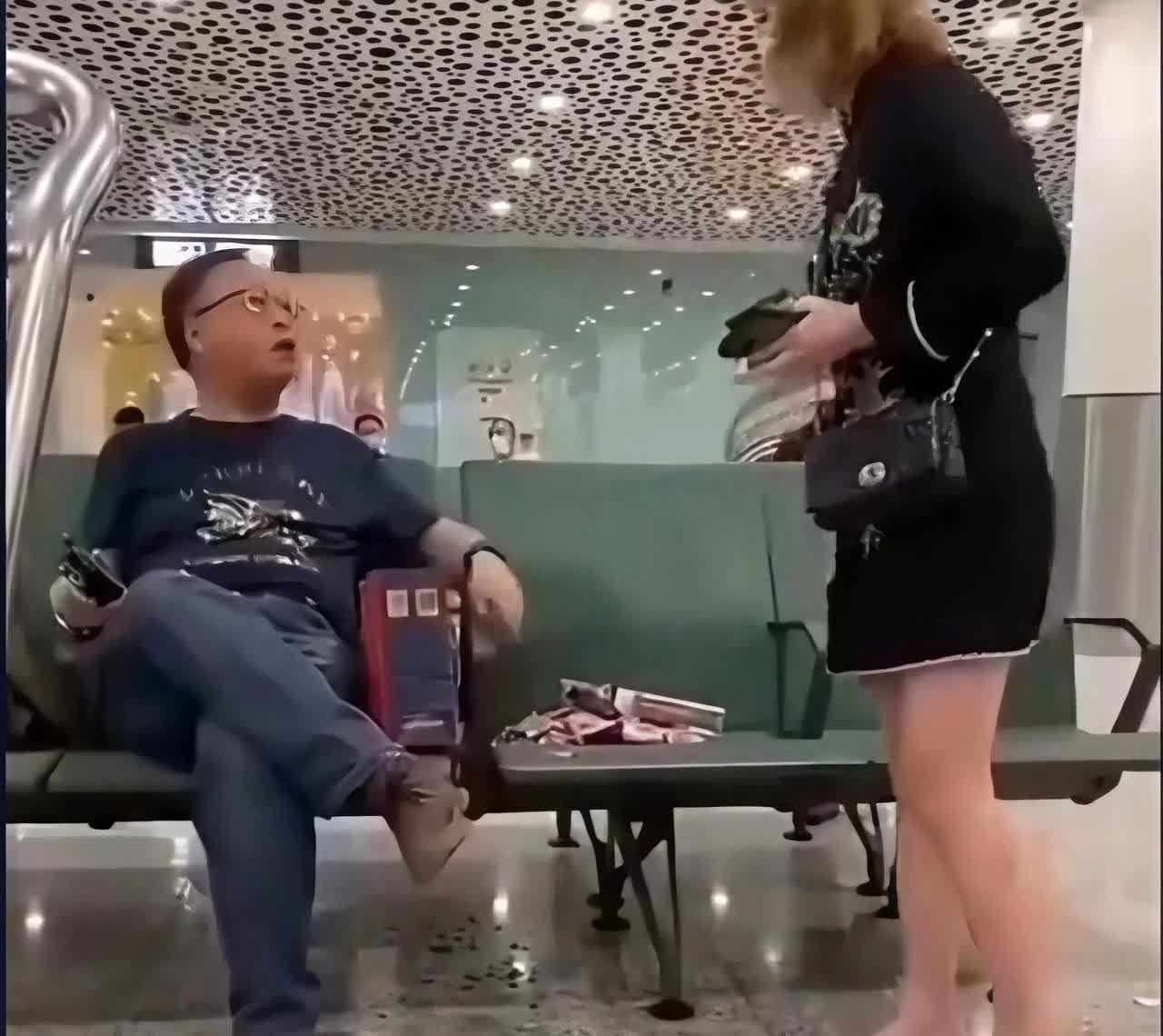 在深圳宝安机场的候机室里，一名穿着时髦的中年男子，翘着二郎腿，悠闲地靠坐在椅子上