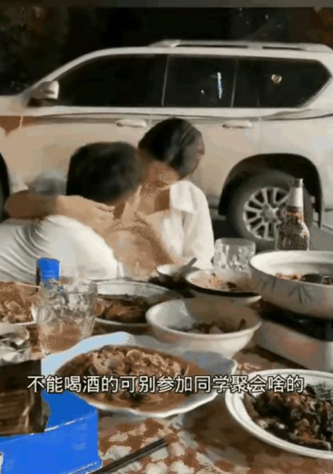 “真是没分寸！”男子参加同学聚会，刚好坐在校花旁边，他自己酒量不太好，愣是让校花