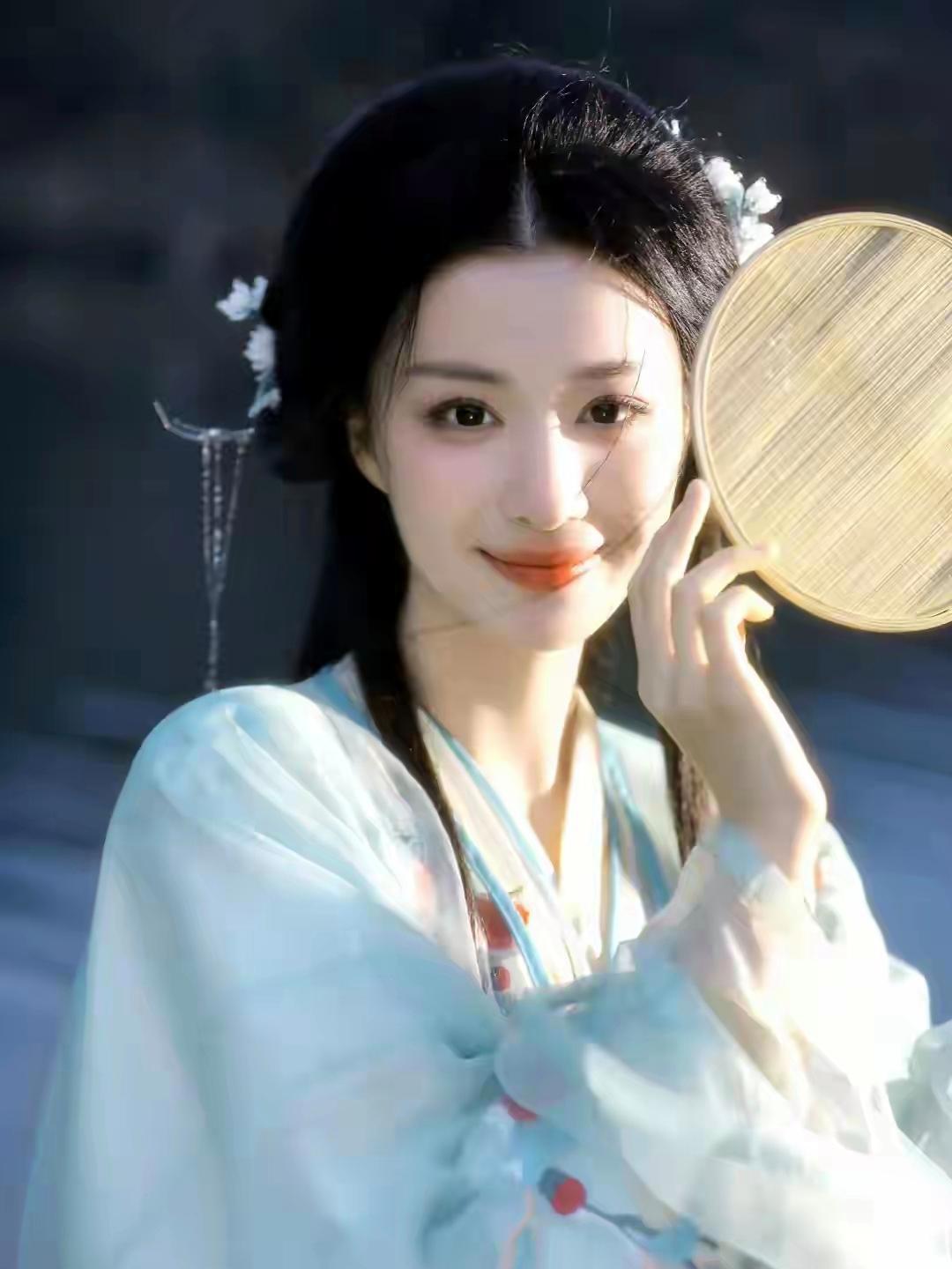 1.孟子义和王楚然都属于明艳型风格女演员，发展方向有一定相似度，因此常被拿来比