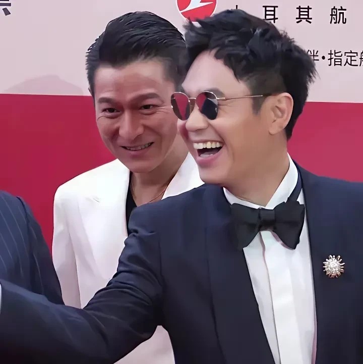 香港娱乐业发展不景气，有眼光的艺人早已经看中了大陆市场。刘德华曾经的四大天王