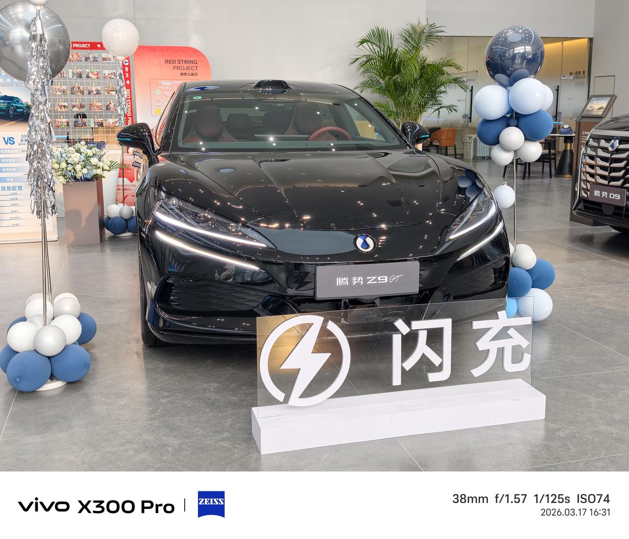 黑色版2026款腾势Z9GT纯电易三方闪充性能型实拍。如今内饰升级，后排座椅可