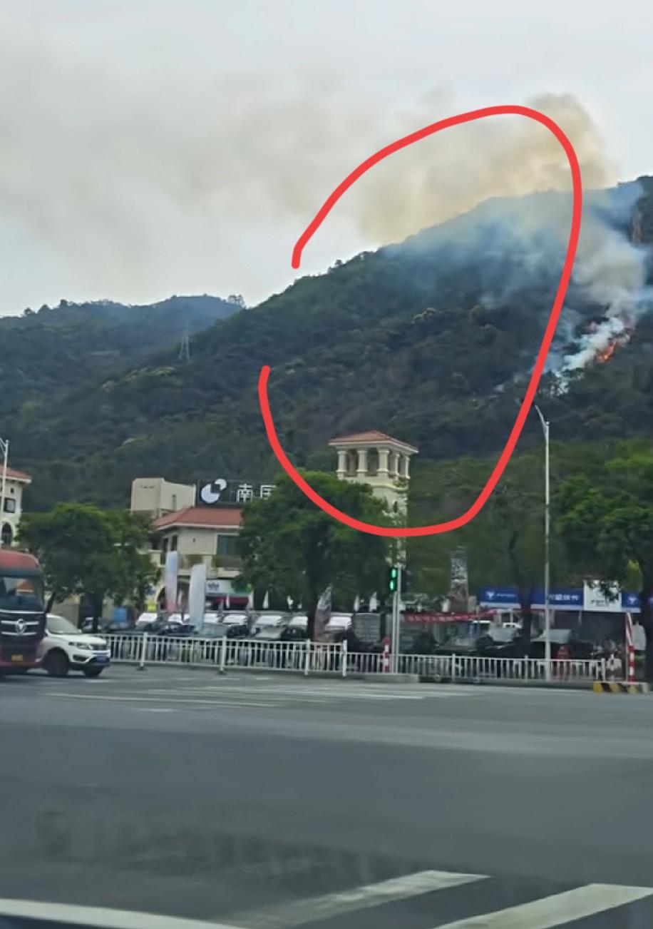 刚刚查了一下星湖那边冒烟雾是哪里？不查不知道，一查真服了，原来那里是南国小镇