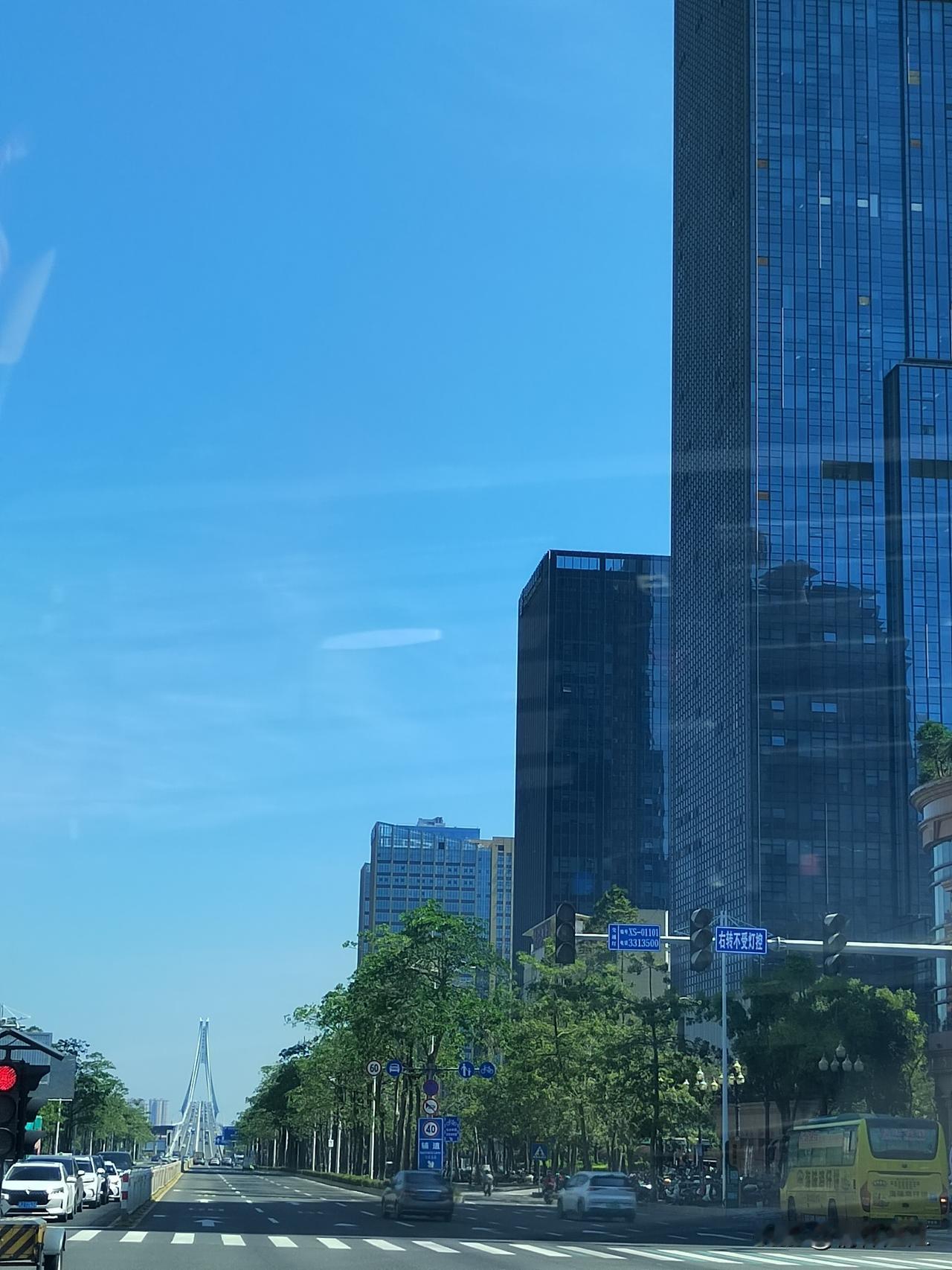 湛江市经开区乐山路全程大约两公里左右，连接海湾大桥，分别与永平路、龙平路、人民大