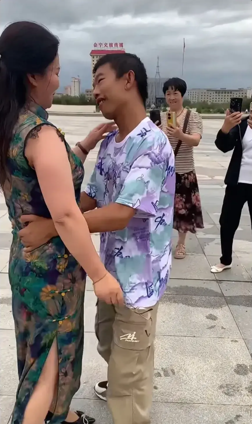 这个甘肃小伙子，才十来岁，不上学也不工作，天天在广场上混，专门和五六十岁的女性跳