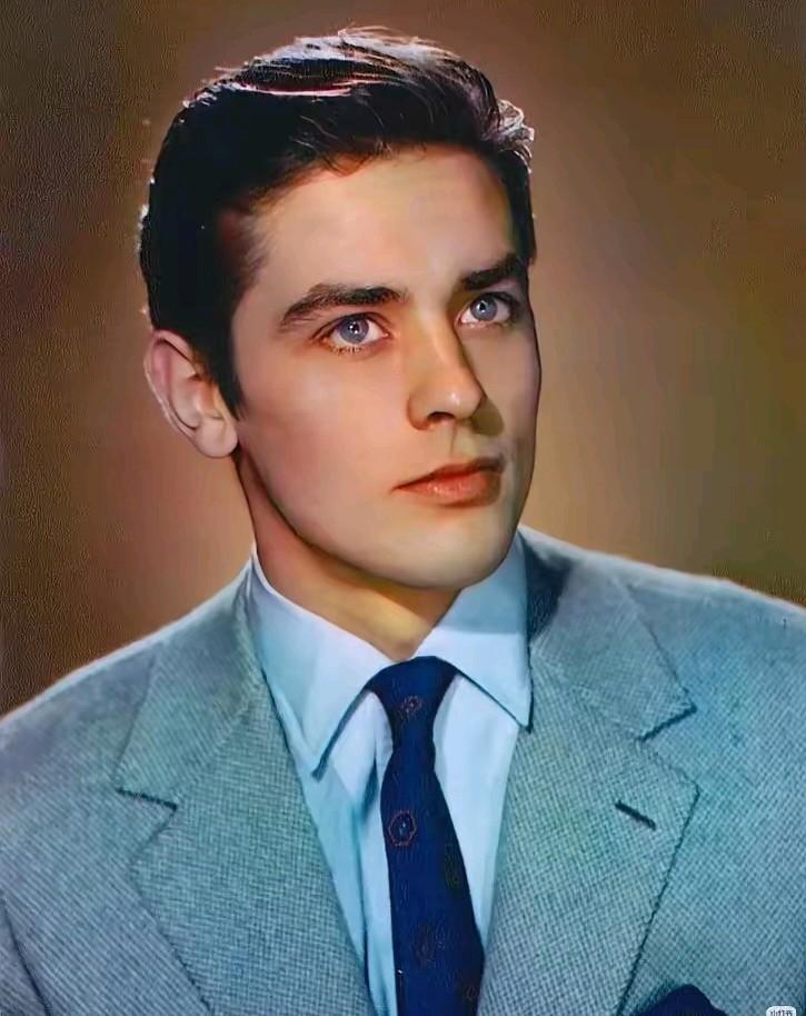 这是阿兰德龙的照片中最喜欢的一张，真的美到了极致，难怪只要说到阿兰德龙，见过的人