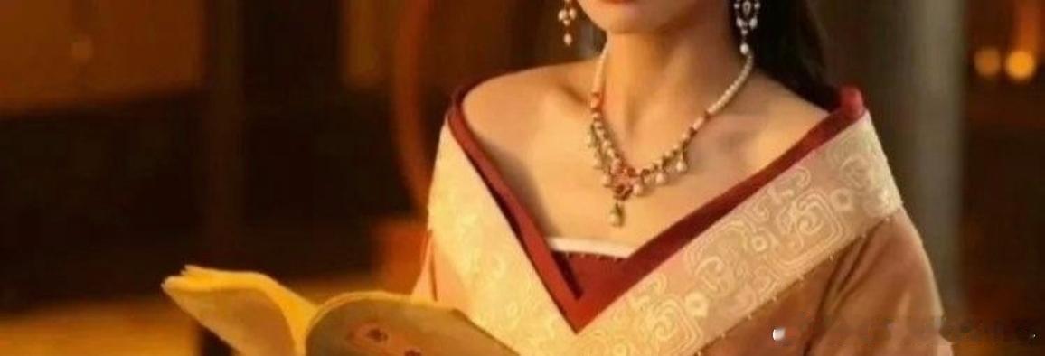 以前的古装剧衣领这么低也不觉得难看。