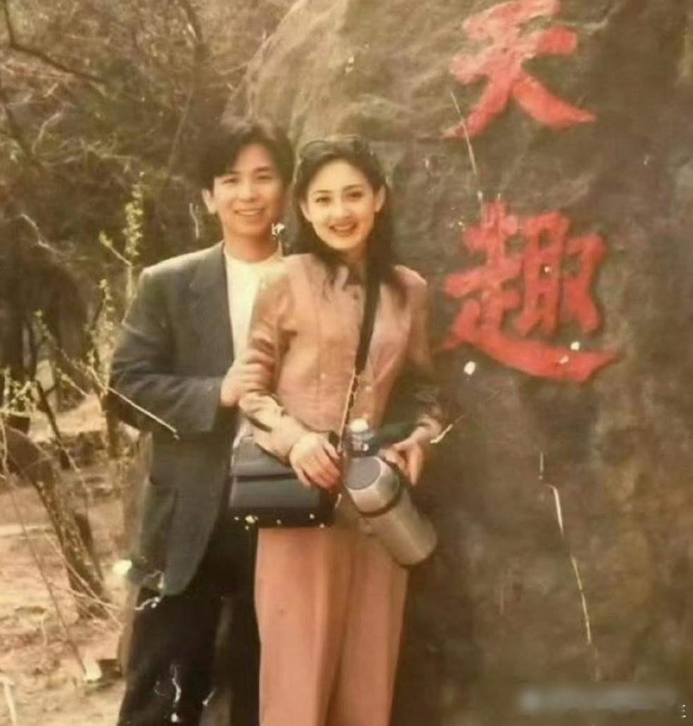 这是牛莉和她老公年轻时候的照片，在那个没有美颜的年代美成这样！​​​