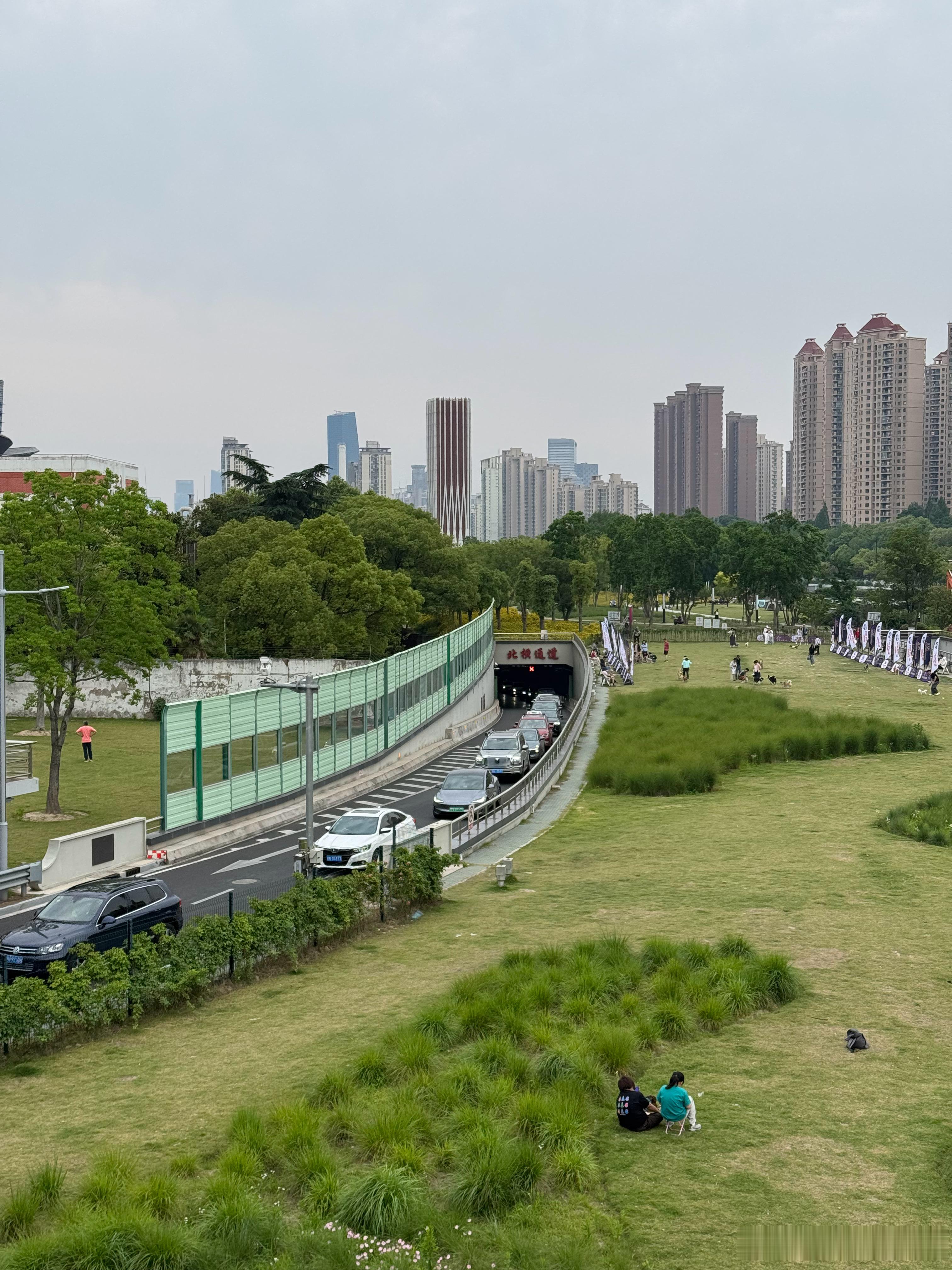 特别有意思，北横通道隧道的上面是个普通的绿地，然后因为场地蛮大大家不约而同都在这