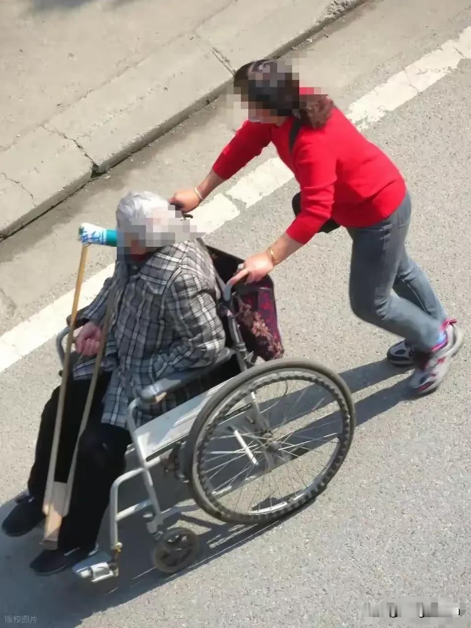 小老人照料老老人，这份孝心太重了我今年快55了，双边老人都80以上了。都