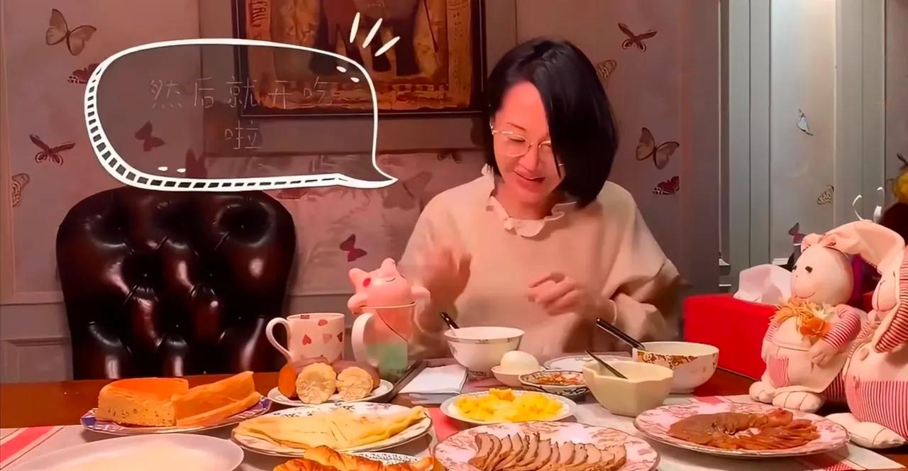 演员许晴公开分享了她的丰盛早餐，看得不少人刷新认知：蜂蜜拌牛油果、小米粥、玉米、
