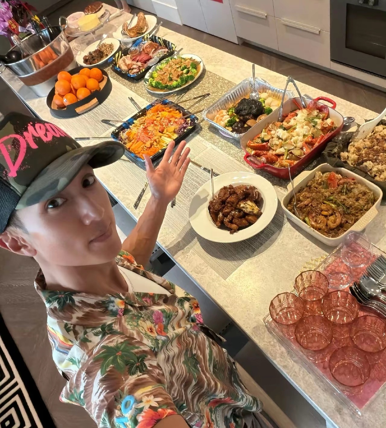 歌手吴尊家的年夜饭，瞅瞅文莱华人家庭过年吃的是些啥