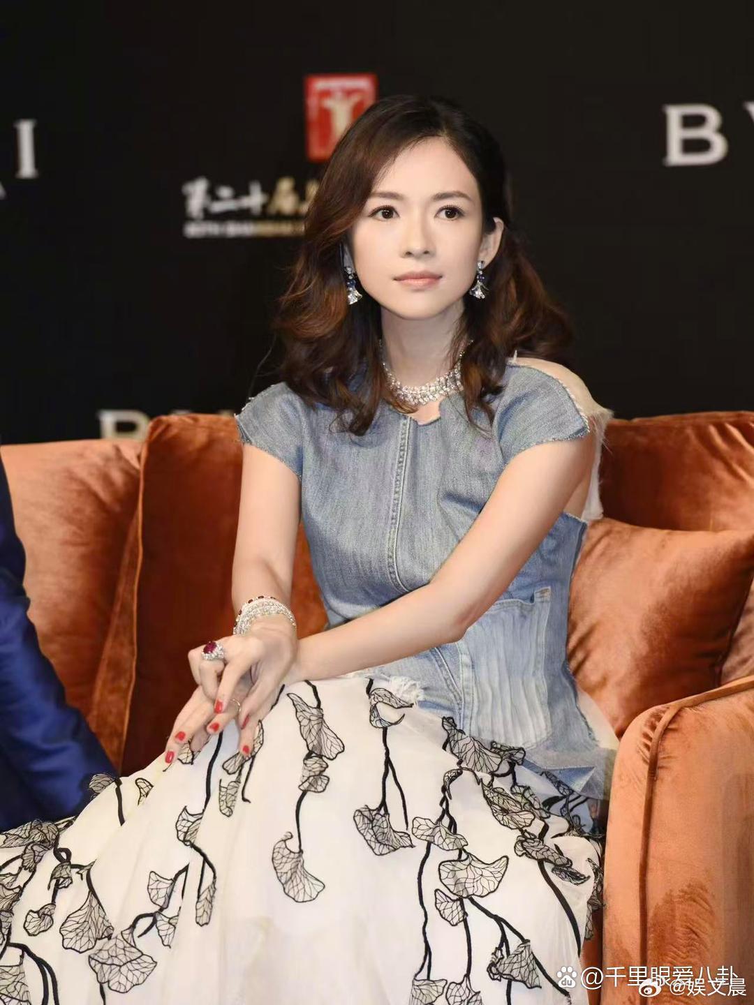章子怡换上温柔微卷发瞬间减龄二十岁，牛仔上衣搭配刺绣半身裙，兼具优雅质感与大气贵