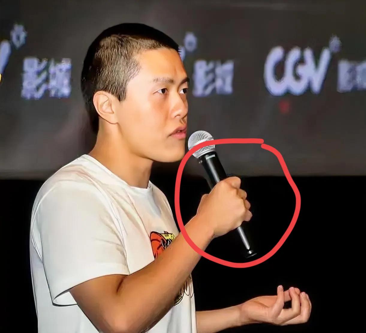 终于知道为什么饺子导演算是绝世无双的一个导演了因为冯小刚导演拍了34部电影，