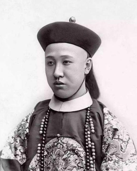 1950年，北京城里，一桩“奇事”悄然发生——一位清朝前摄政王，把祖传王府卖了，