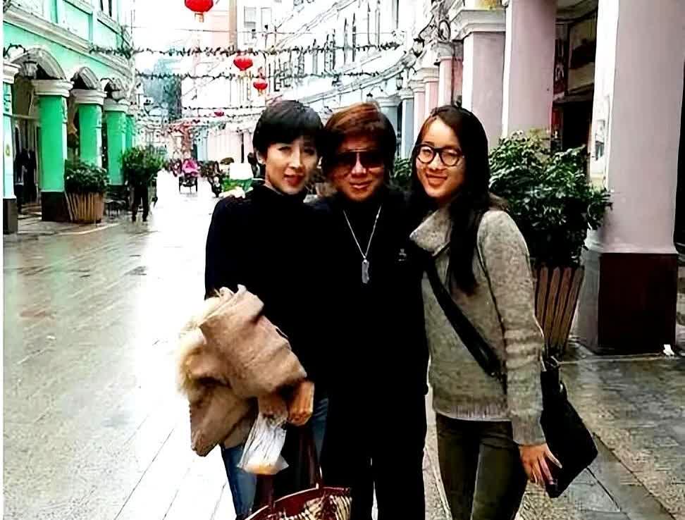 这是香港电视连续剧陈真的扮演者梁小龙，老爷子现在70多岁了，一家四口定居在成都开