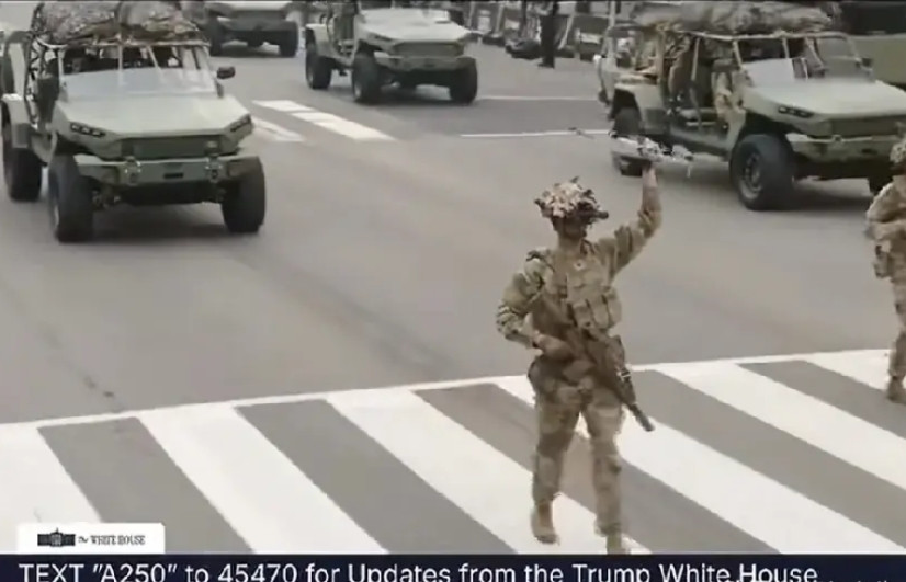 美国大阅兵，陆军士兵手持无人机走过主席台。不得不说，这吹喇叭和吹笛子的队伍真有