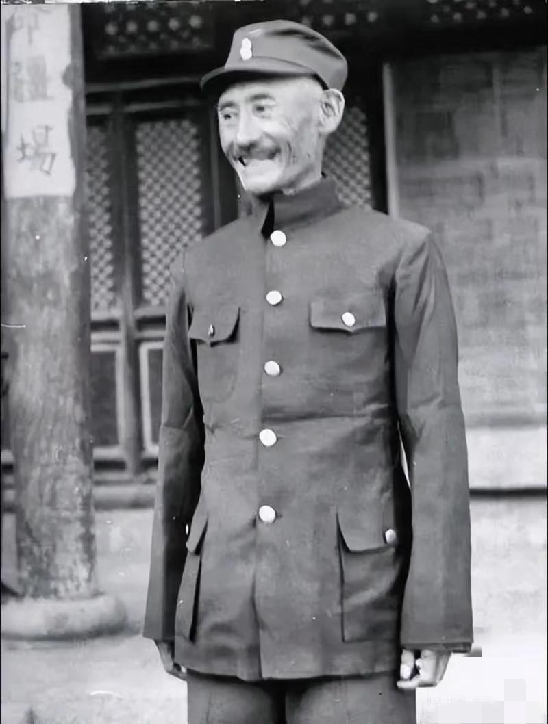 九一八，张学良下令不抵抗，马占山却通电全国：“与其不战而亡，何如誓死一拼！”他利