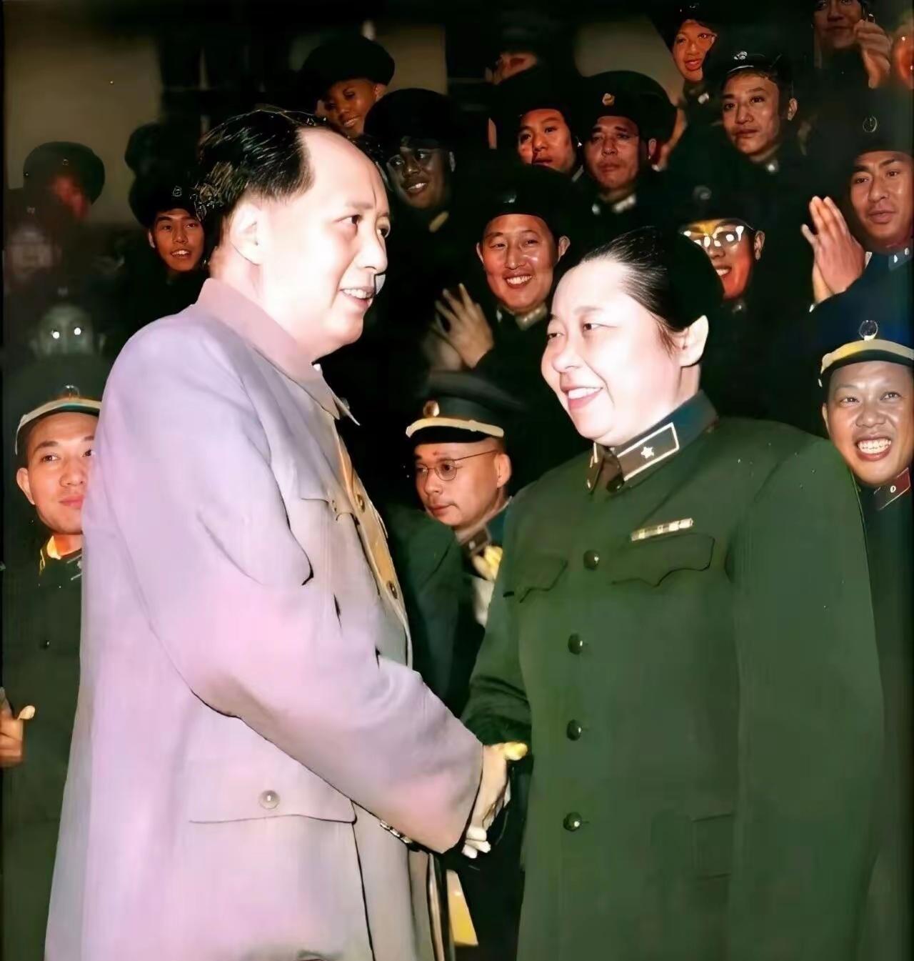 授衔时，他拄拐退到最后。典礼前毛主席专门询问钟赤兵来了没有，见到他称赞“你今天能