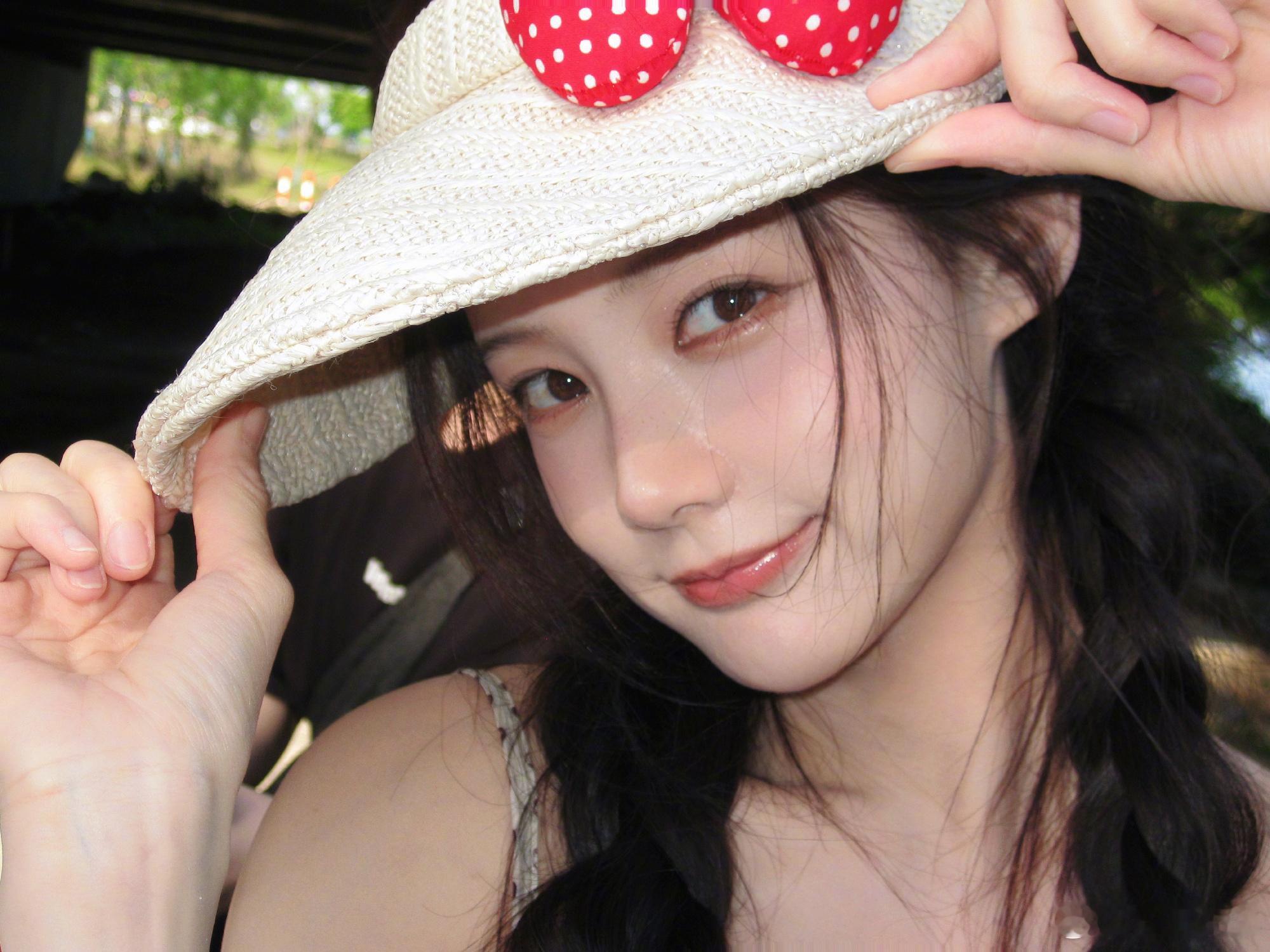 李一桐古乐风华录李一桐美人余这组元气户外照太美啦✨双麻花搭配红波点蝴蝶结，清甜