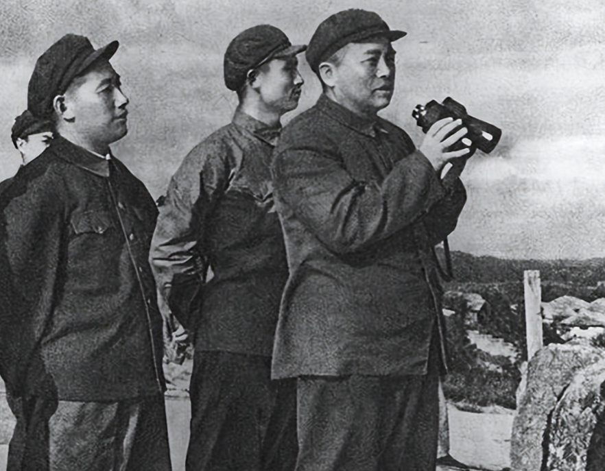 1951年，10万志愿军被美军包围，彭老总向毛主席求助。毛主席苦思3小时，回了8