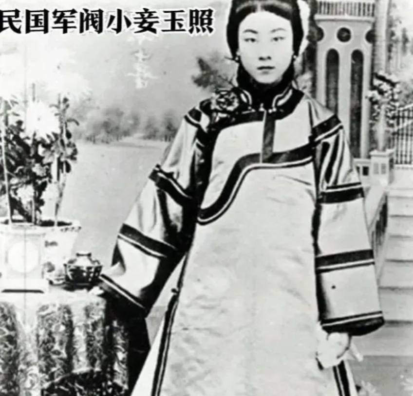 1917年，40岁军阀王德庆病逝。临终前，他偷偷留给17岁小妾30万大洋，嘱咐小