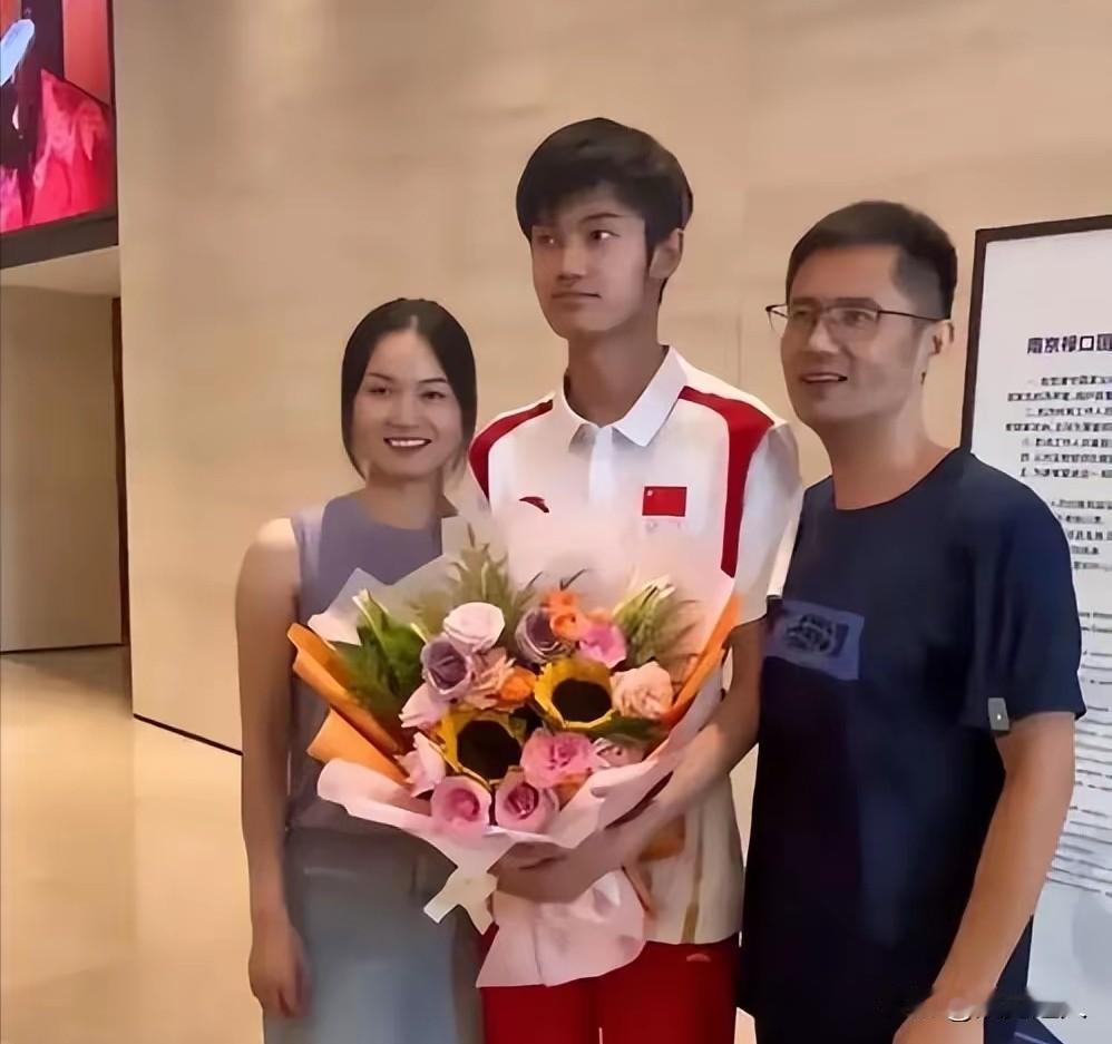 盛李豪父亲李湘平：曾是工人，现经营体育公司，儿子随母姓。家人们，说起盛李豪，
