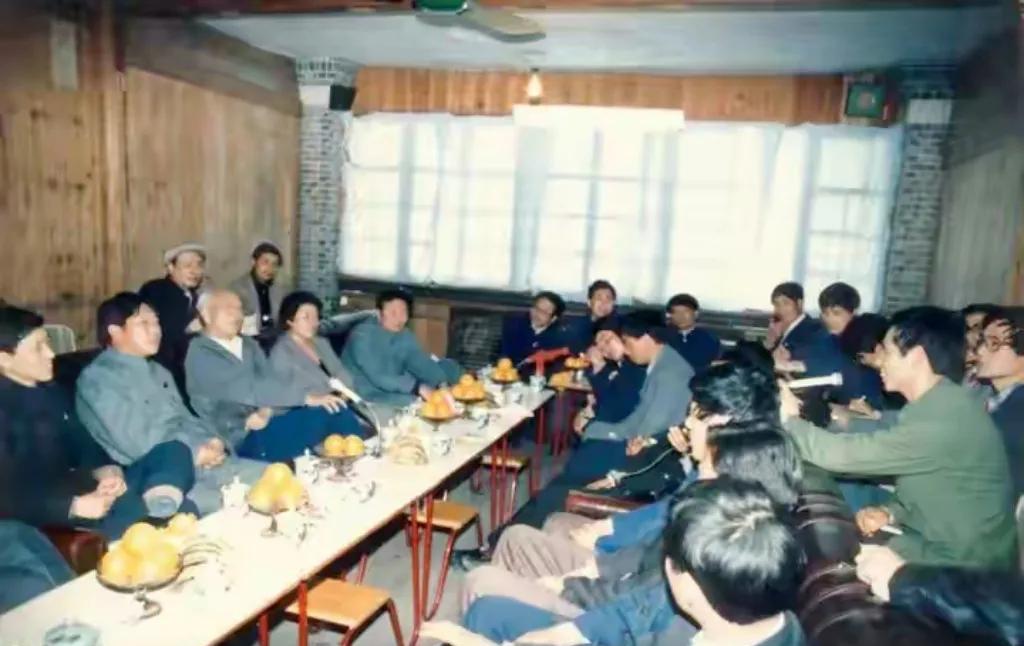 1986年4月4日，时任中共中央书记处书记，国务院副总理万里同志（左三）与中共中