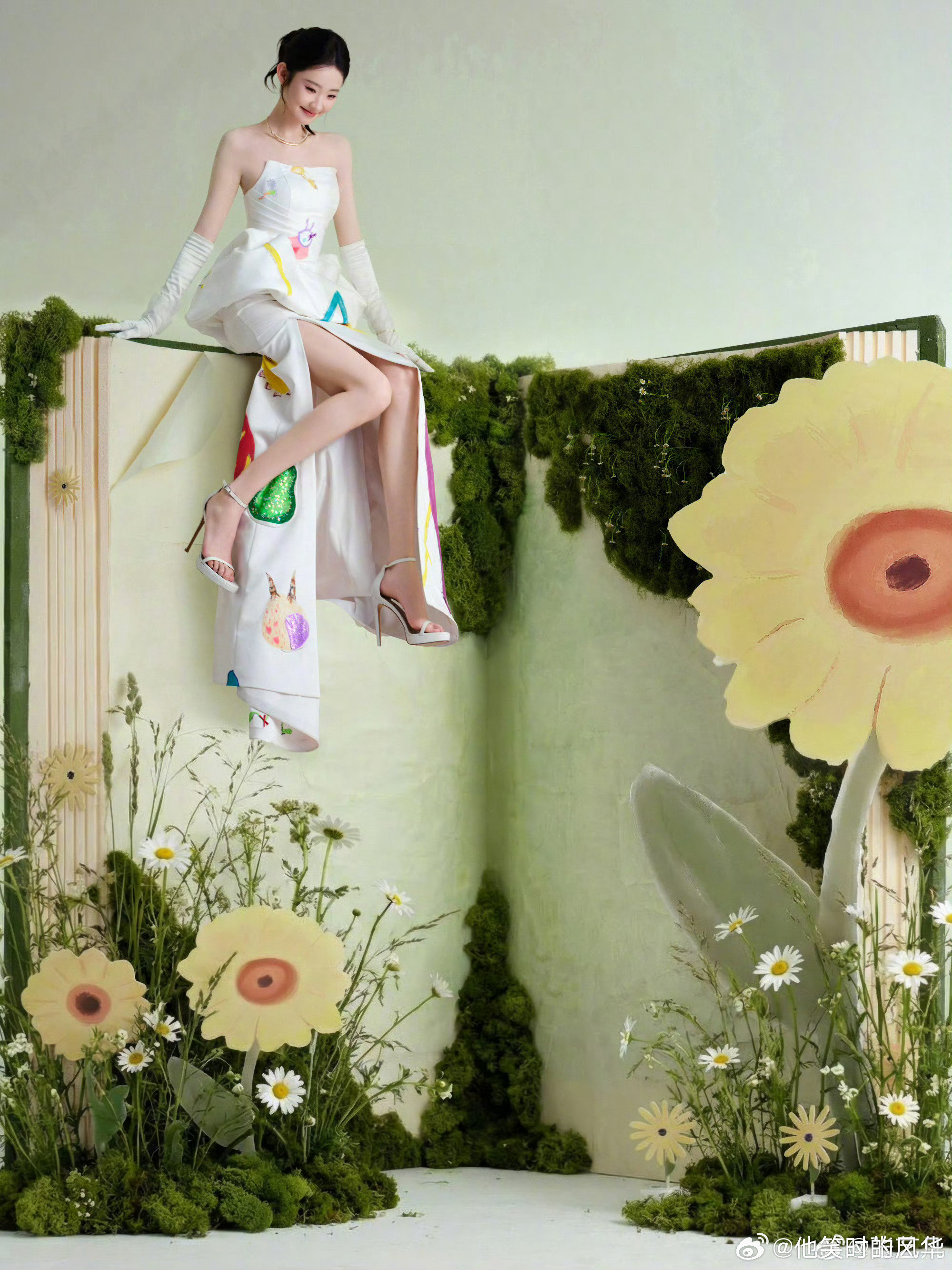 张艺凡从书中走了出来把童真穿在身上的张艺凡，像从故事书里走来的公主，灵动又俏皮