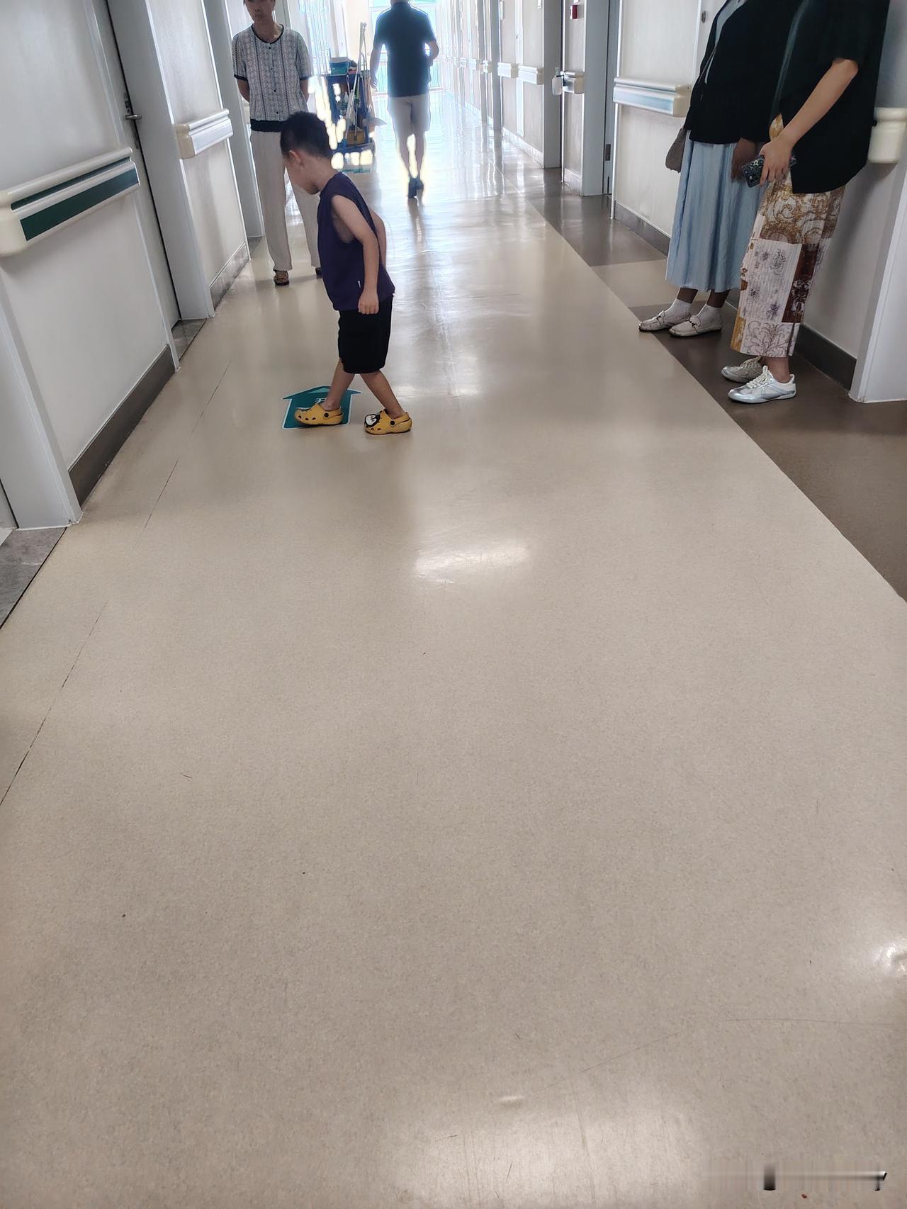 在妇科住院两天了，早上在走廊里走路，就看见有个小孩，她妈妈在旁边让他认字，指着标