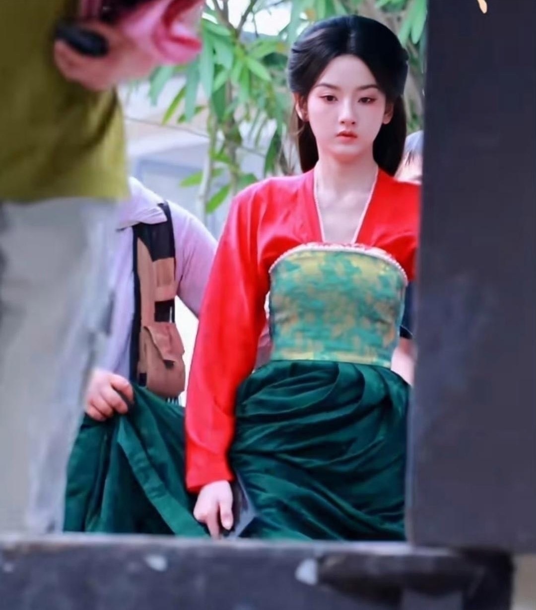 宋祖儿是真的累蒙了，表情呆呆的，有点萌。​​​