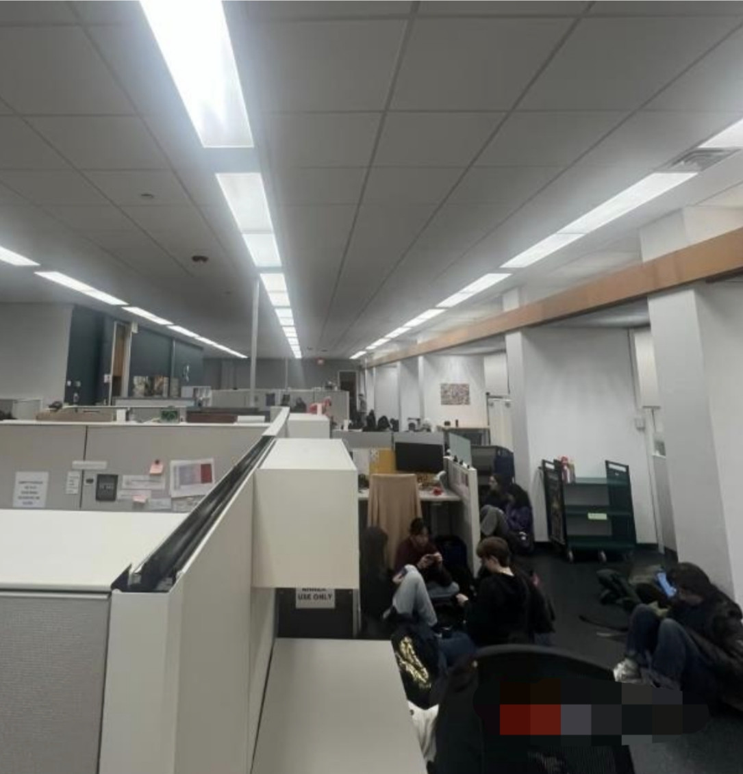 中国留美学生躲枪击5小时！美式“自由”下的安全困境，该醒醒了漆黑的图书馆里，手