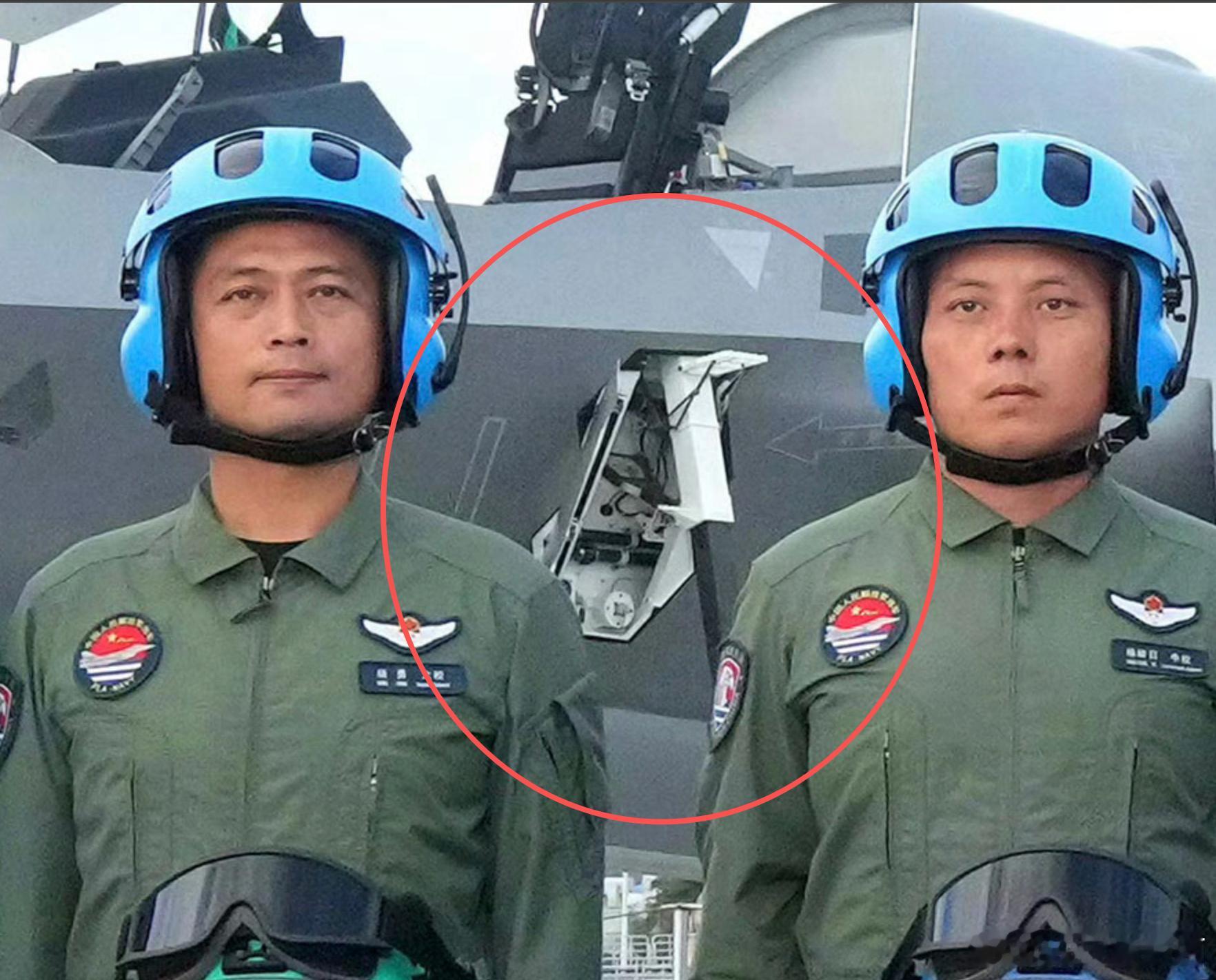 终于通过大合照无意中露出的角度，看到歼-35的内置登机梯了！👍三航母时代来临