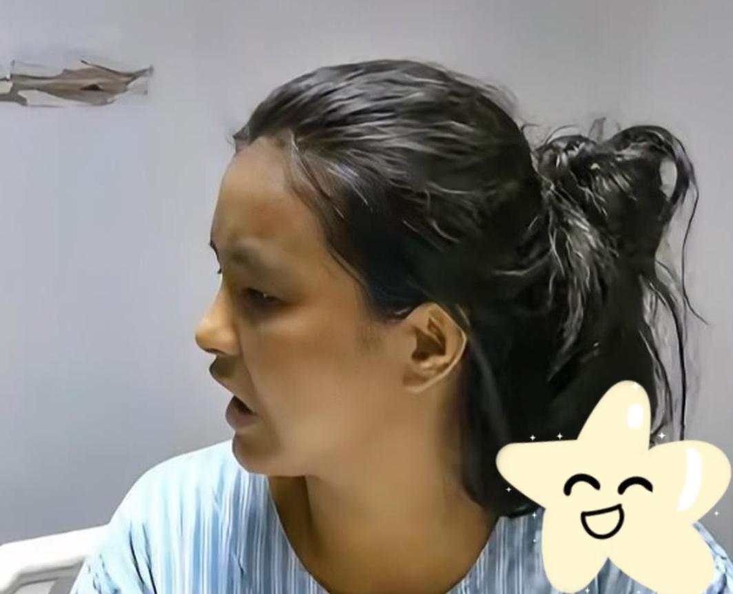 河南，一单亲妈妈身患重病，去检查时，班车上进来一位80多岁老人，她强忍疼痛，起身