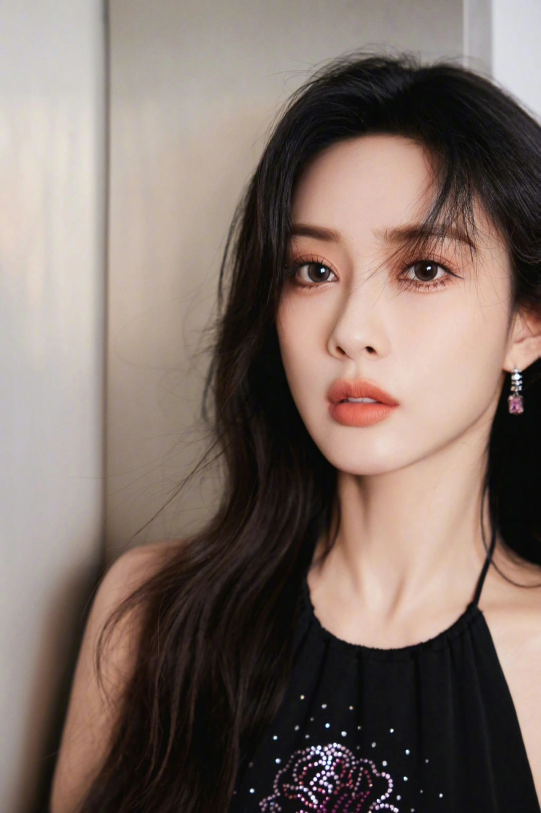 孟子义姐姐，这一身黑色肚兜装穿搭，真是不被定义的时尚。孟子义