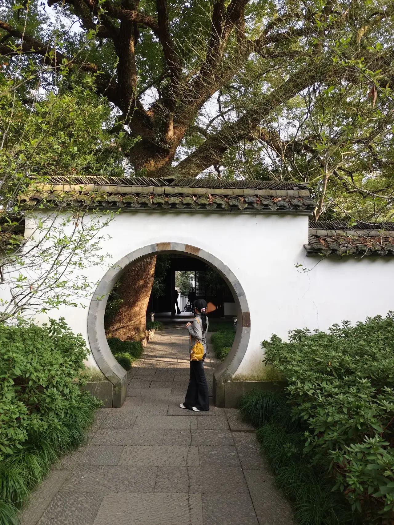 杭州有很多寺庙，藏在西湖边的小众樱花古寺——玛瑙寺却非常特别。玛瑙寺地理位置