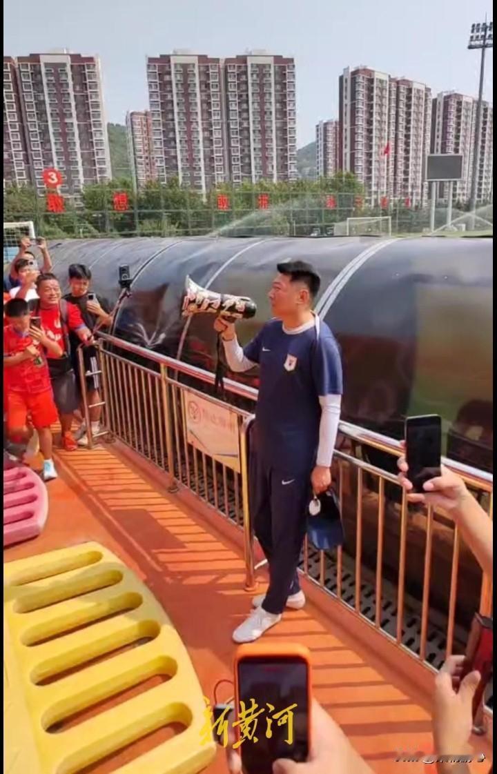 开放日唐田直面球迷，原话真诚又走心。8月20日上午，山东泰山在基地举办球迷